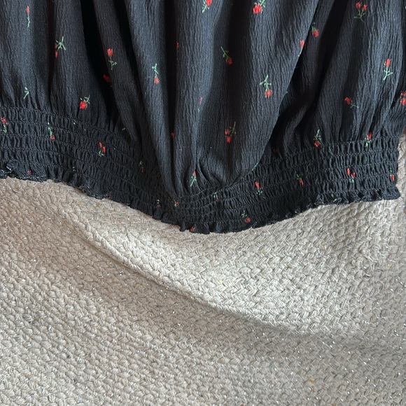Black with roses off the shoulder crop top - Picture 4 of 8